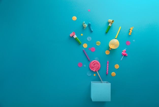 Concetto di compleanno con regalo e coriandoli