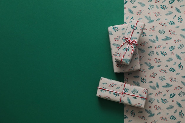 Concetto di composizione di regalo avvolto con carta da confezionamento