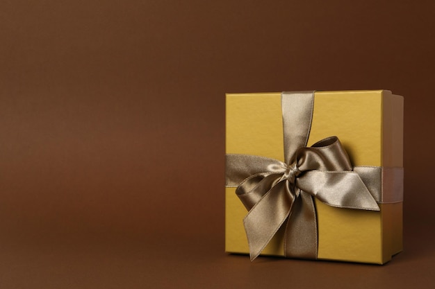 Concetto di confezione regalo regalo su sfondo marrone