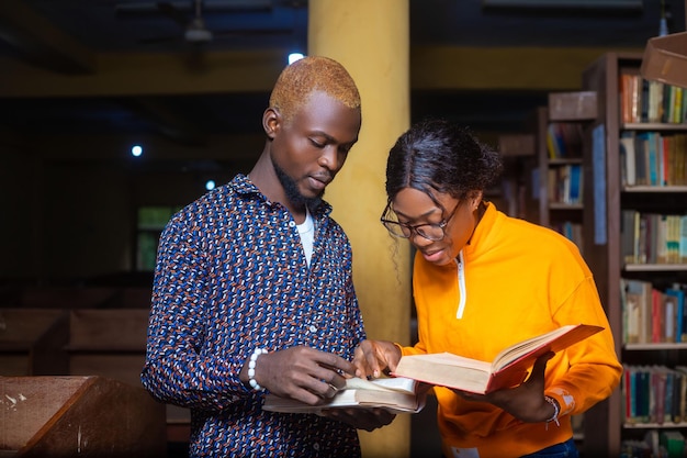 Concetto di conoscenza dell'istruzione del campus della biblioteca degli studenti