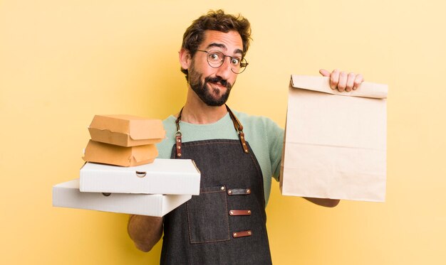 Concetto di consegna da asporto di giovane uomo barbuto