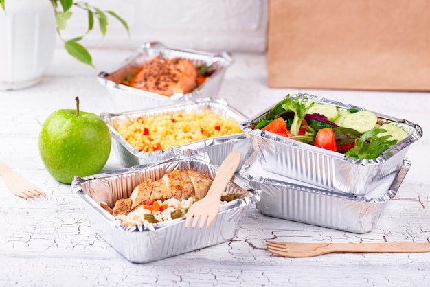 Concetto di consegna del cibo. Pranzo in contenitore