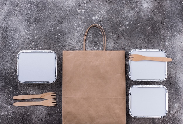 Concetto di consegna del cibo. Pranzo in contenitore