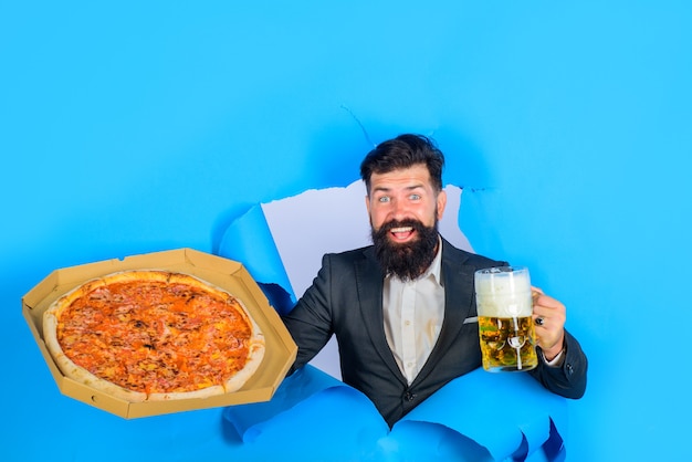 Concetto di consegna della pizza uomo barbuto felice con pizza e birra uomo barbuto con pizza e birra gustose