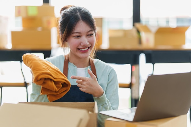 Concetto di consegna della scatola di imballaggio per il marketing online Asian Woman startup freelance di piccole imprese con scatola di pacchi per la consegna al cliente