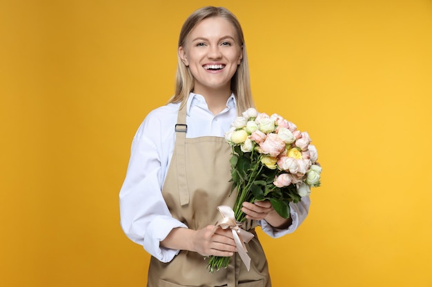 Concetto di consegna negozio floreale e fiorista con giovane donna