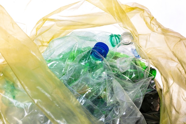 Concetto di conservazione ambientale rifiuti di plastica vuoti pronti per il riciclaggio in un sacchetto della spazzatura