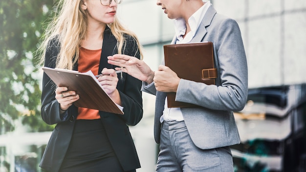 Concetto di conversazione dei colleghi corporativi della donna di affari