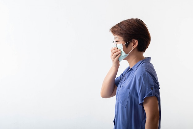 Concetto di coronavirus 2019, la donna asiatica ha secrezione nasale, tosse, starnuti e febbre.