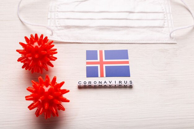 Concetto di coronavirus covid-19. Maschera respiratoria protettiva vista dall'alto e bandiera dell'Islanda. Nuovo focolaio di Coronavirus cinese.
