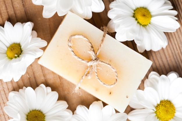 Concetto di cosmetici naturali: sapone per le mani