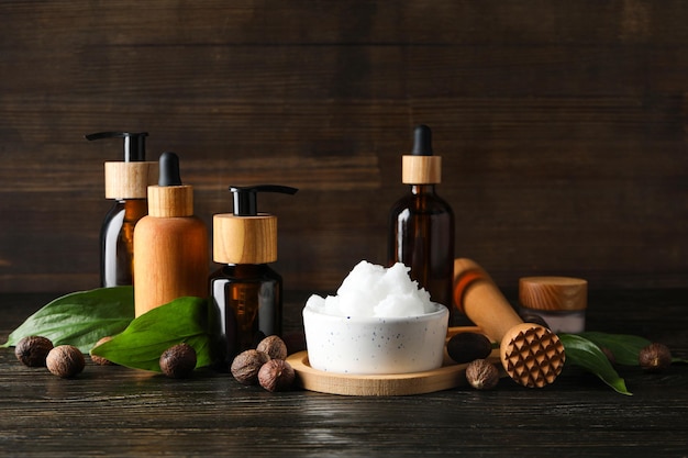 Concetto di cosmetici per la cura della pelle su tavola di legno Burro di karitè