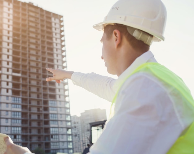 Concetto di costruzione di ingegnere e architetto che lavorano in cantiere