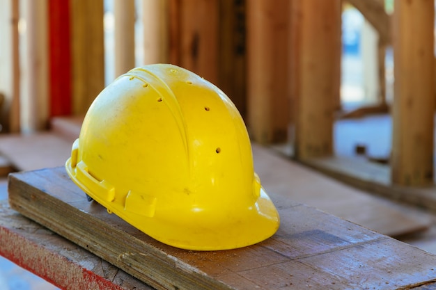 Concetto di costruzione di sicurezza. sicurezza prima, costruzione, lavoro casco di sicurezza.