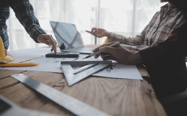 Concetto di costruzione e struttura dell'ingegnere che lavora attingendo alla riunione del progetto per il progetto che lavora con il partner sulla costruzione di modelli e strumenti di ingegneria nel concetto di costruzione del cantiere