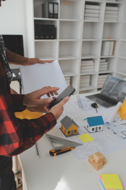 Concetto di costruzione e struttura della riunione di ingegnere o architetto per il lavoro di progetto con partner e strumenti di ingegneria sulla costruzione di modelli e progetto nel contratto di cantiere per entrambe le società