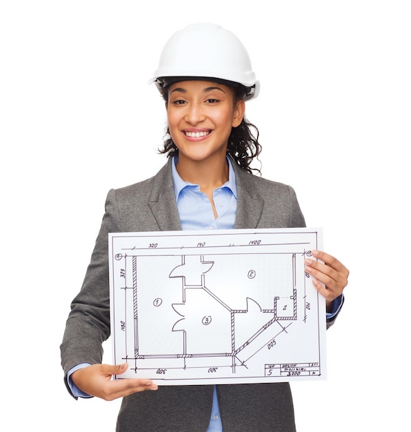 concetto di costruzione, sviluppo, costruzione e architettura - donna d'affari sorridente in casco bianco che mostra il progetto