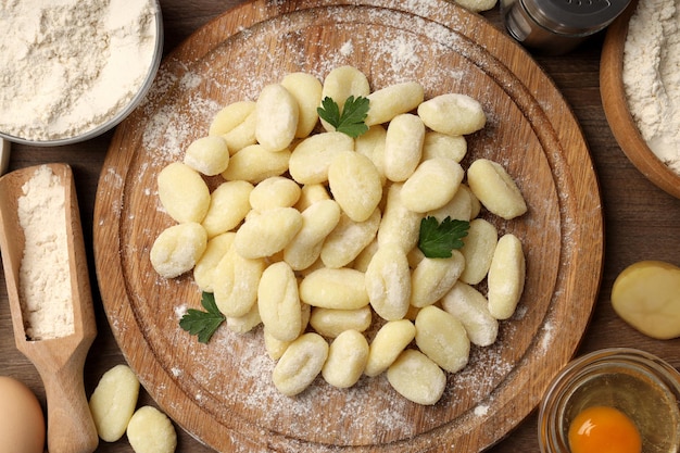 Concetto di cottura con vista dall'alto di gnocchi di patate crude