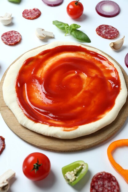 Concetto di cottura della pizza su sfondo bianco