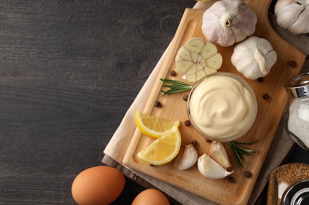 Concetto di cottura della salsa all'aglio su fondo di legno