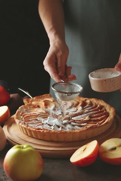 Concetto di cottura della torta di mele su sfondo scuro