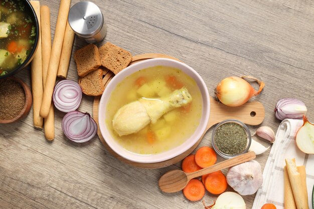 Concetto di cottura della zuppa di pollo su fondo di legno