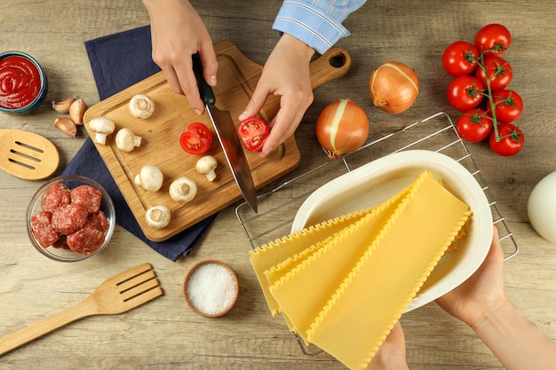 Concetto di cottura vista dall'alto delle lasagne