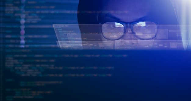 Concetto di crimine di hacking e internet, hacker utilizzando la codifica del computer su interfaccia digitale.