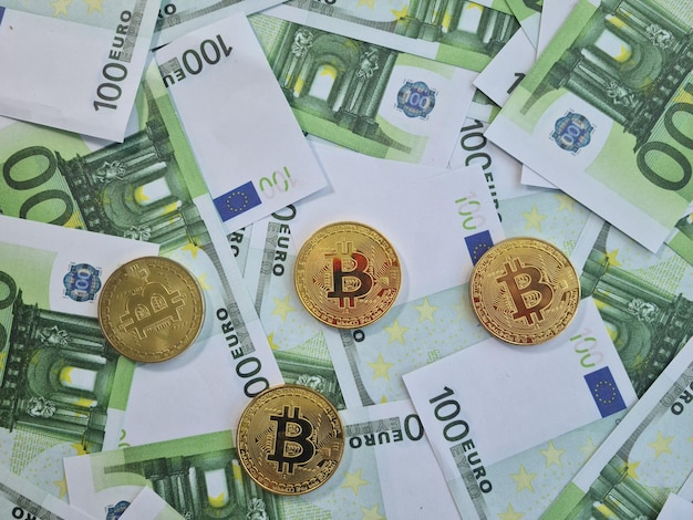 Concetto di criptovaluta e bitcoin con banconote in euro