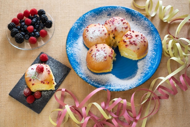 Concetto di cucina casalinga Pane al latte morbido e dolce biologico fatto in casa ripieno di crema e frutti di bosco