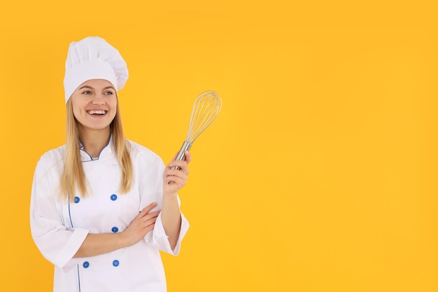 Concetto di cucina con spazio donna attraente per il testo