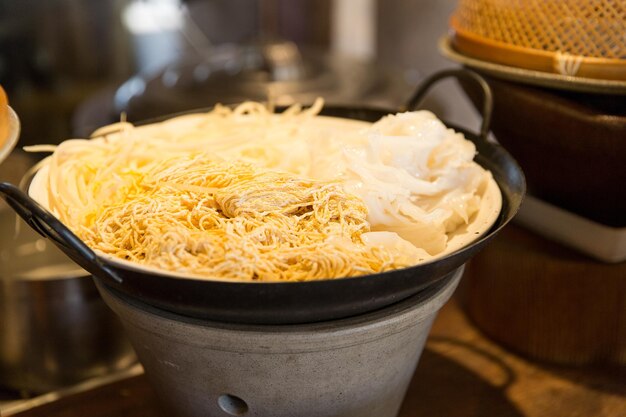 concetto di cucina, cucina e cibo - ciotola di spaghetti di riso guarnire al ristorante asiatico