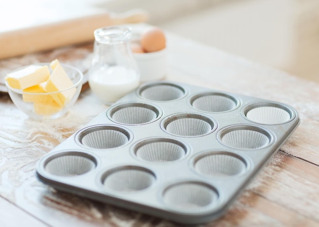 concetto di cucina e casa - primo piano di stampi per muffin vuoti