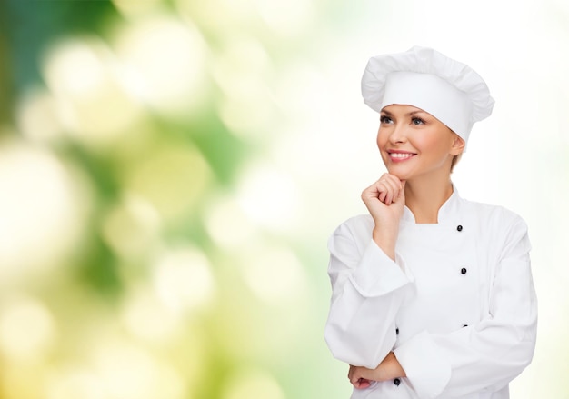 concetto di cucina e cibo - chef femminile sorridente, cuoco o fornaio che sogna