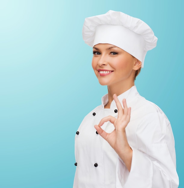 concetto di cucina, gesto e cibo - chef femminile sorridente che mostra il segno giusto della mano