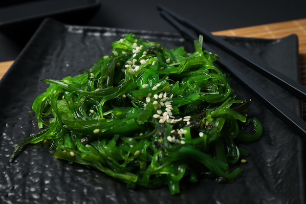 Concetto di cucina giapponese Insalata Chuka da vicino