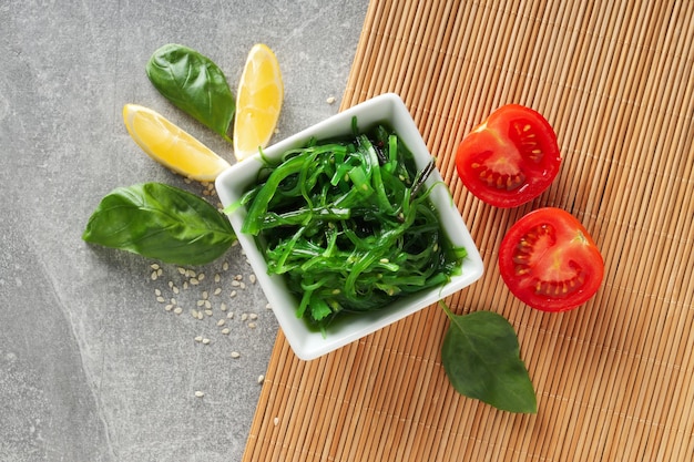 Concetto di cucina giapponese Insalata Chuka vista dall'alto