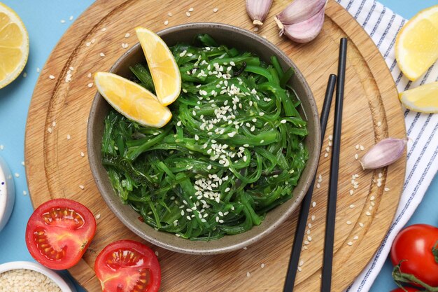 Concetto di cucina giapponese Insalata Chuka vista dall'alto