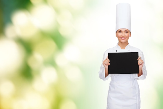 concetto di cucina, pubblicità e cibo - chef femminile sorridente con carta nera bianca