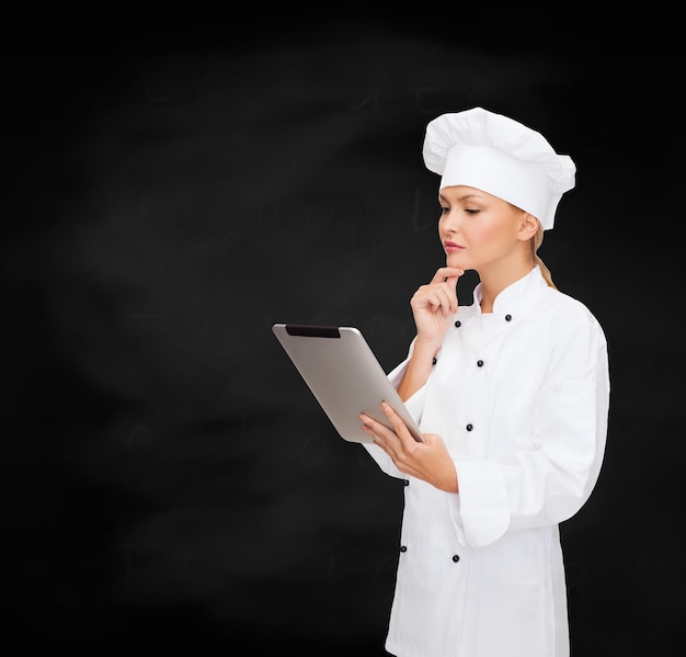 concetto di cucina, tecnologia e cibo - chef femminile sorridente, cuoco o fornaio con computer tablet pc