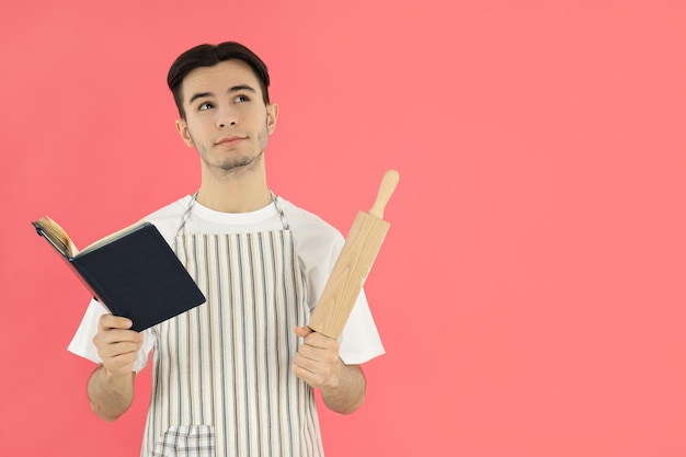 Concetto di cucinare con il giovane uomo attraente