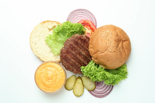 Concetto di cucinare hamburger su sfondo bianco, vista dall'alto