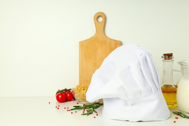 Concetto di cucinare il cibo con lo spazio del cappello da chef per il testo