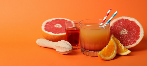 Concetto di cucinare il cocktail all'alba Tequila sull'arancia