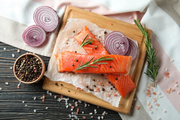 Concetto di cucinare il salmone su un tavolo di legno