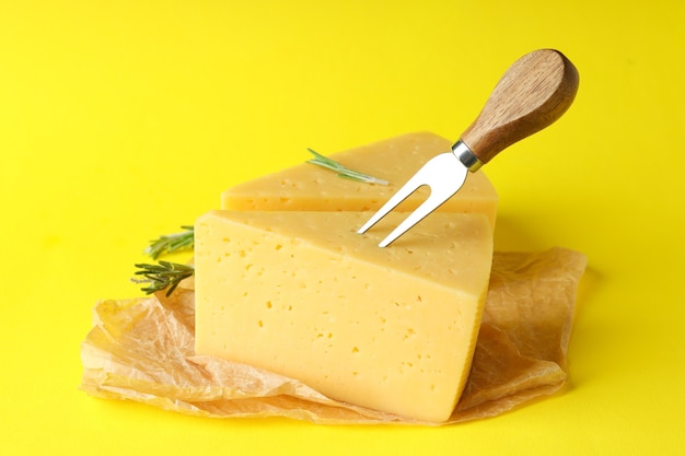 Concetto di cucinare mangiare con formaggio a pasta dura su sfondo giallo