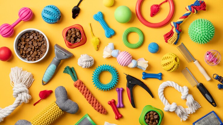 Concetto di cura degli animali domestici vari accessori e strumenti per animali domestici su sfondo giallo piatto