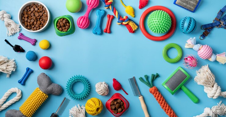 Concetto di cura degli animali domestici vari accessori per animali domestici su sfondo blu piatto
