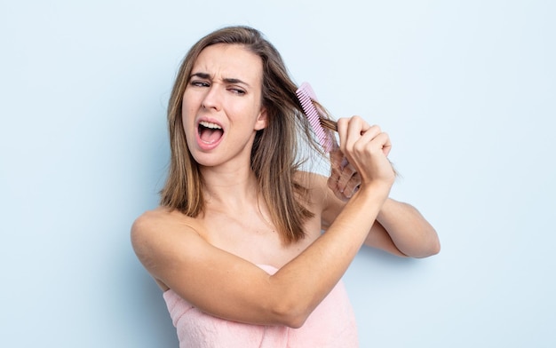 Concetto di cura dei capelli donna graziosa