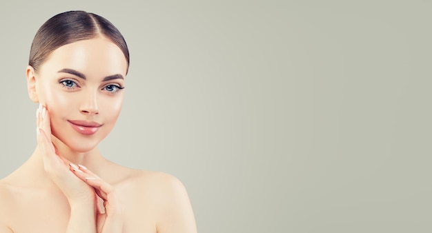 Concetto di cura della pelle per giovani e belle donne